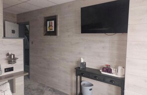 Luxe tweepersoonskamer, uitzicht op zee | Een kluis op de kamer, een strijkplank/strijkijzer