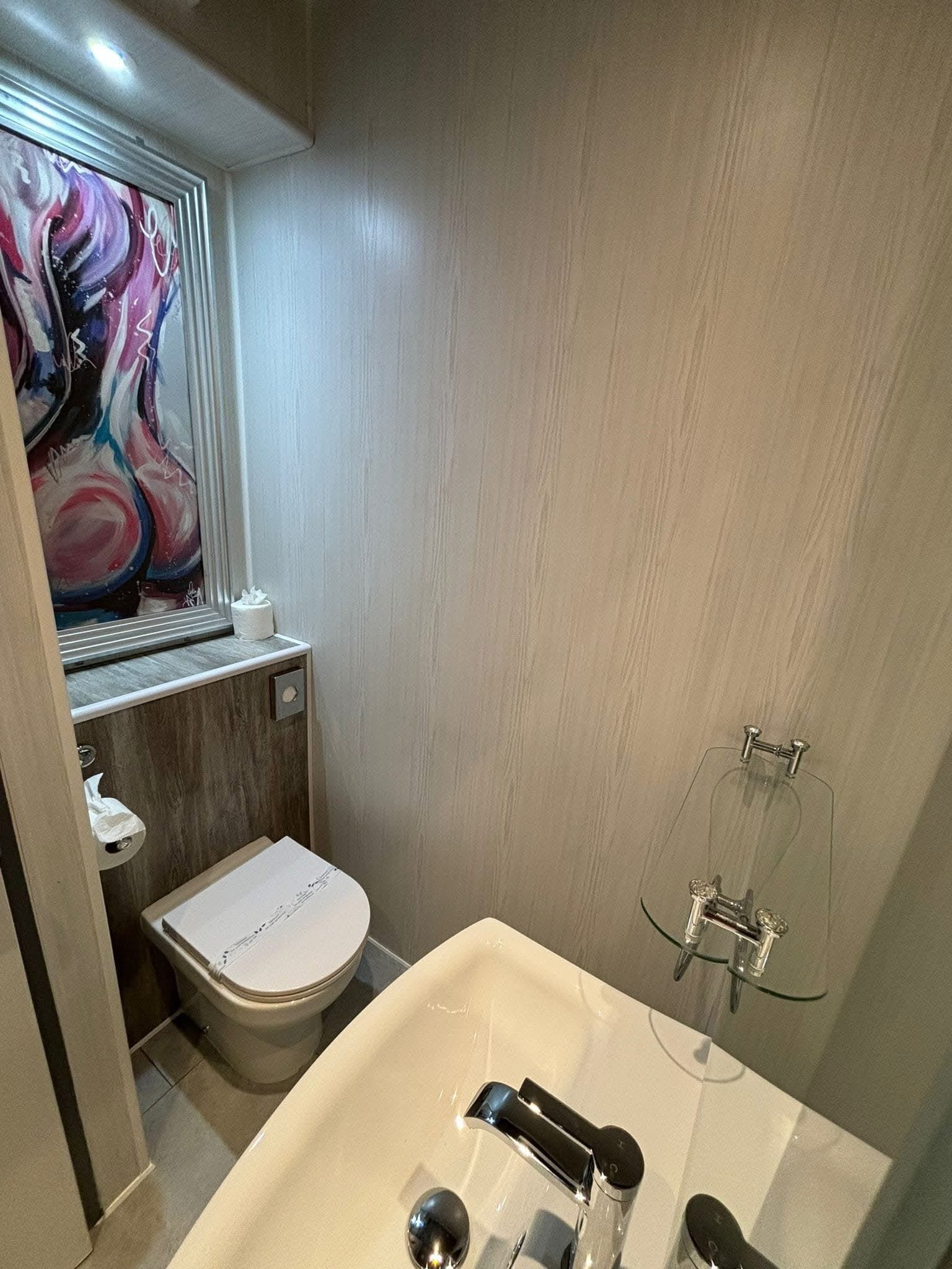 Uma casa de banho moderna com sanita, bidé e lavatório.