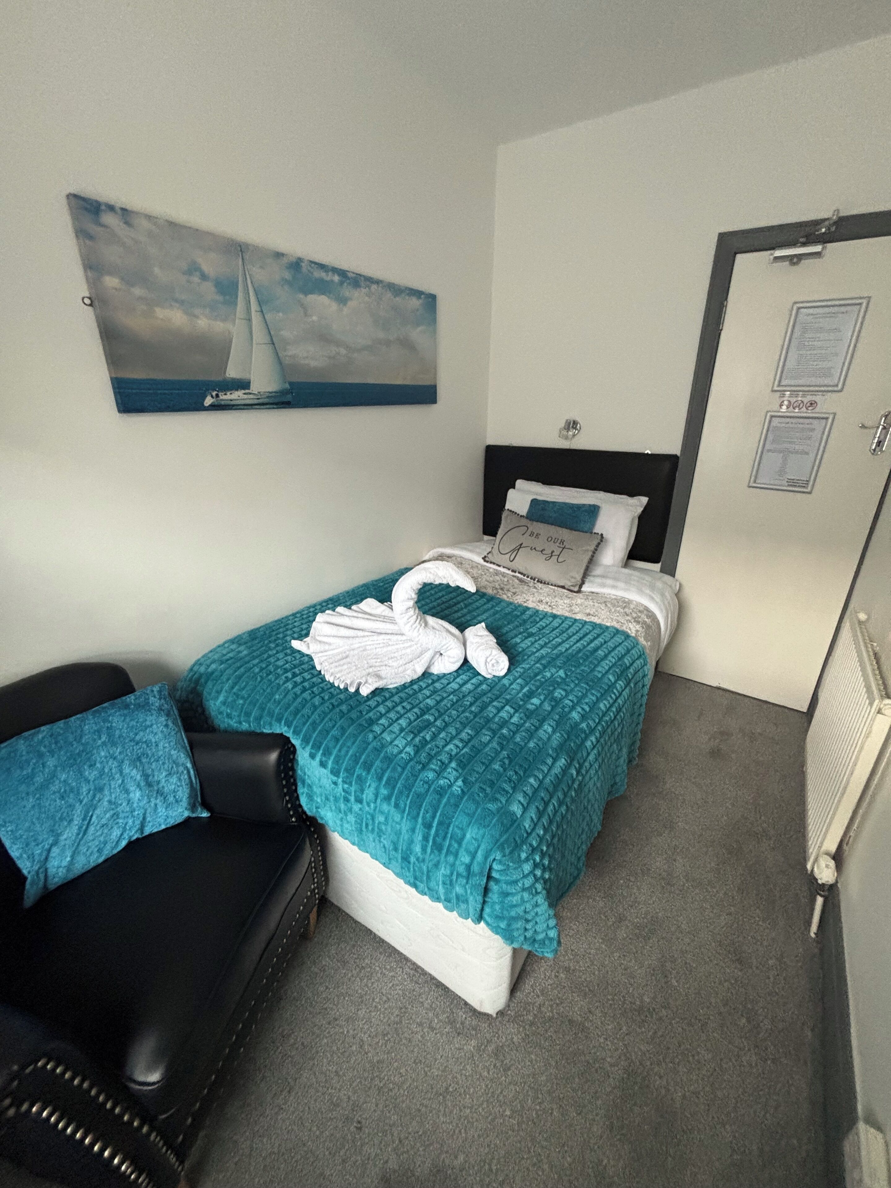 Habitación individual | Caja de seguridad en la habitación y tabla de planchar con plancha 