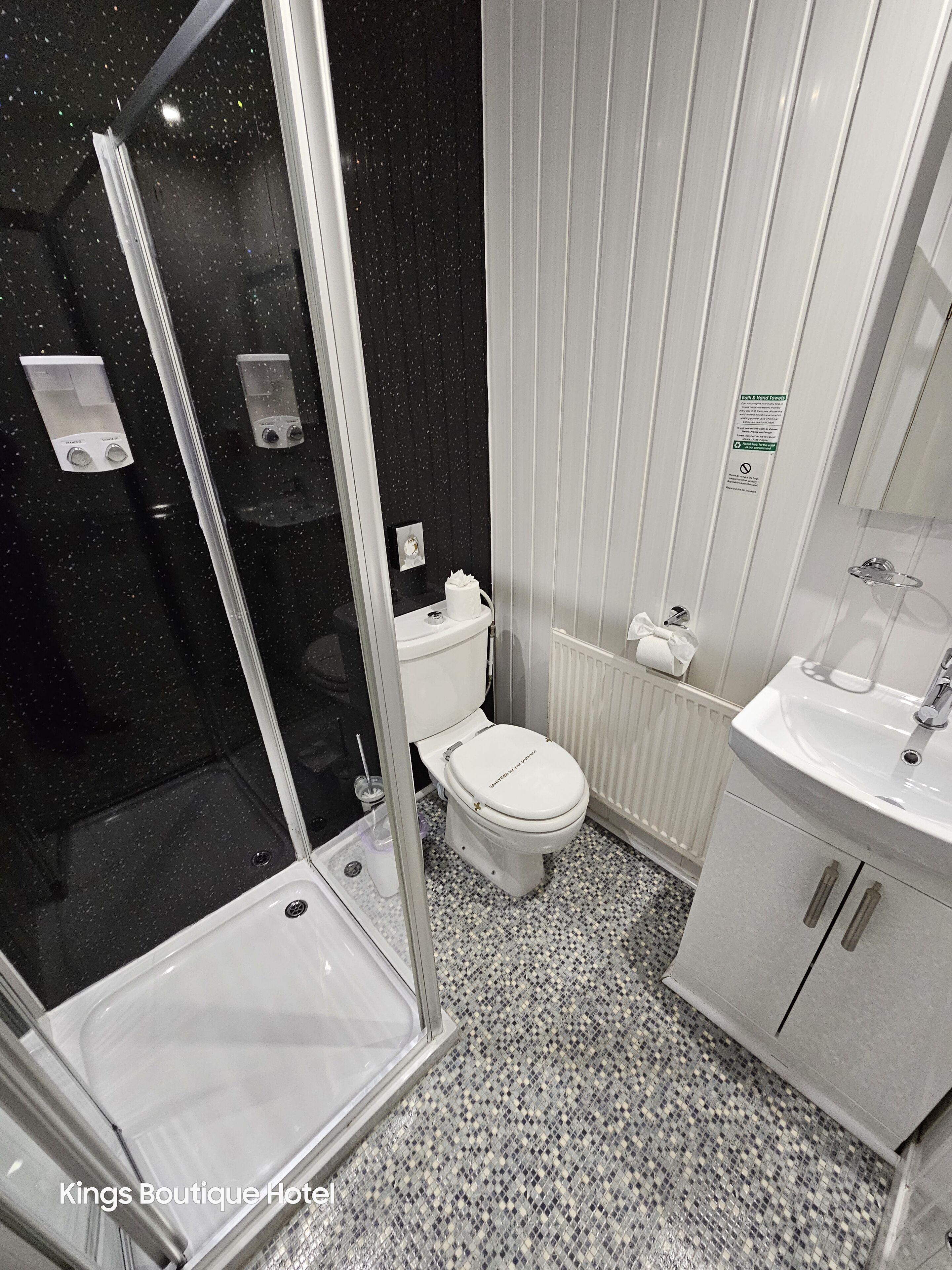 Cofres nos quartos, ferros/tábuas de passar roupa