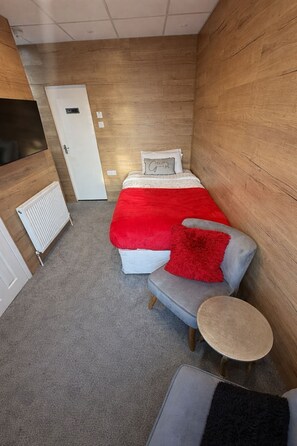 Familiekamer, uitzicht op zee | Een kluis op de kamer, een strijkplank/strijkijzer