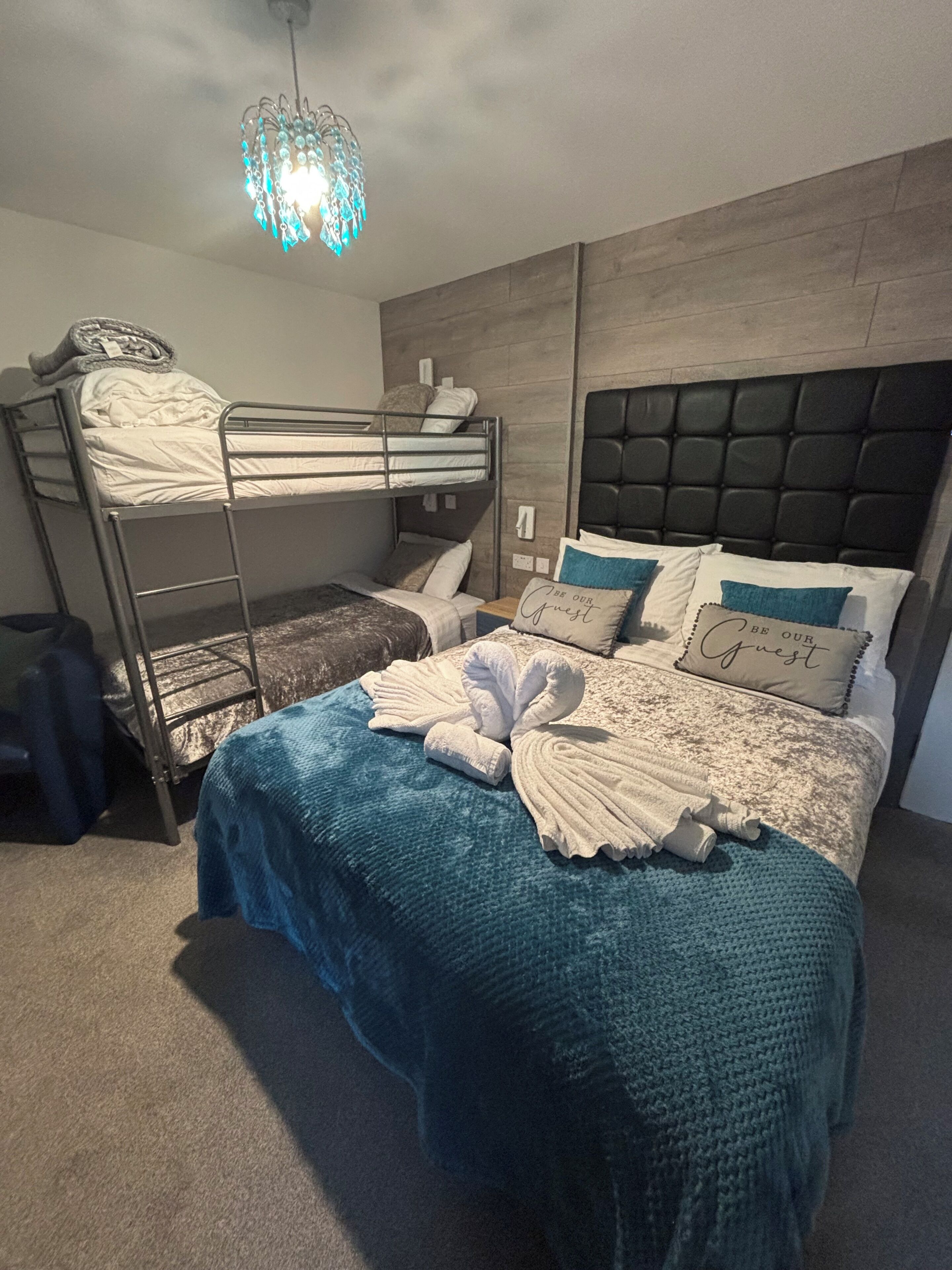 Habitación familiar | Caja de seguridad en la habitación y tabla de planchar con plancha 