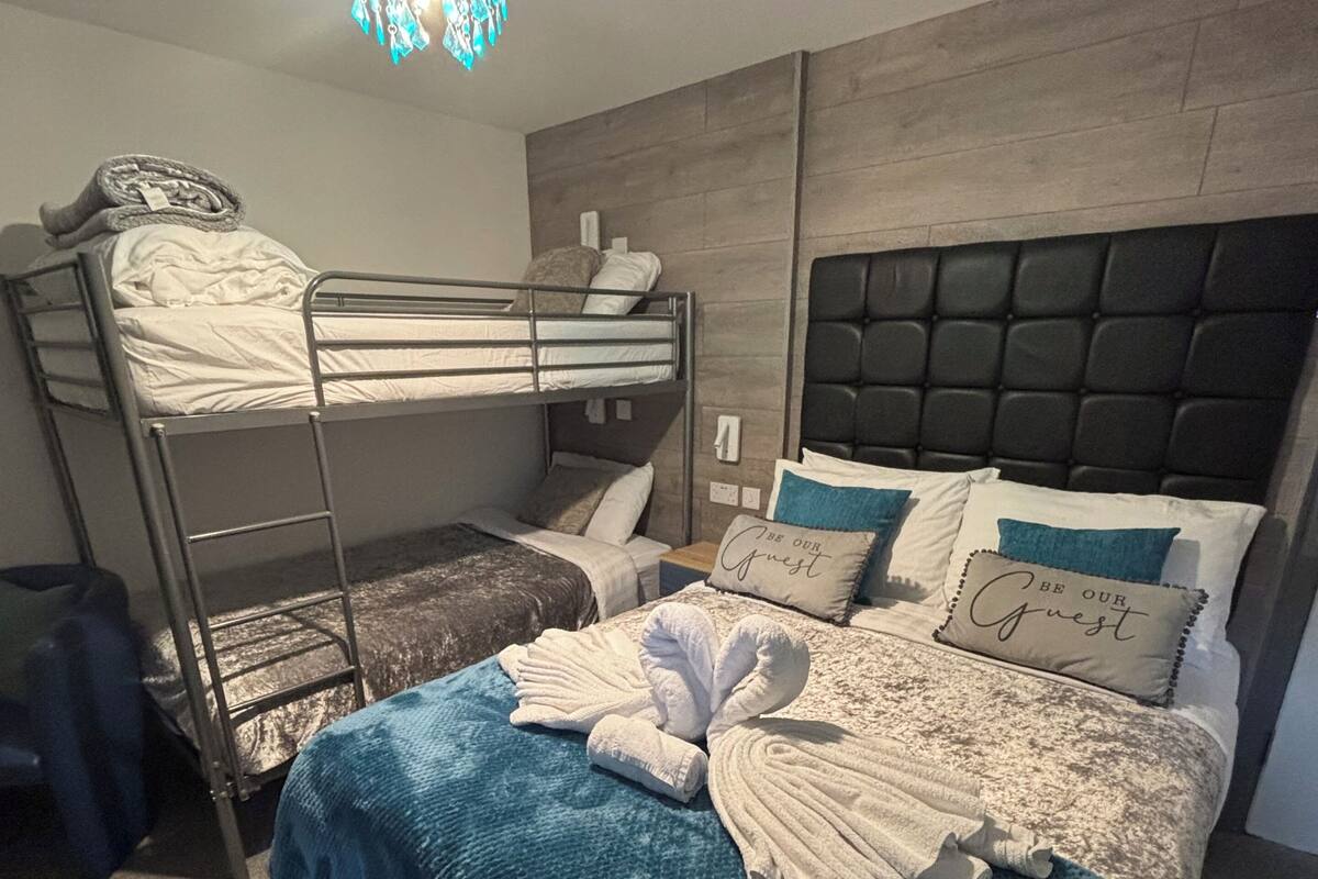 Quarto família | Cofres nos quartos, ferros/tábuas de passar roupa