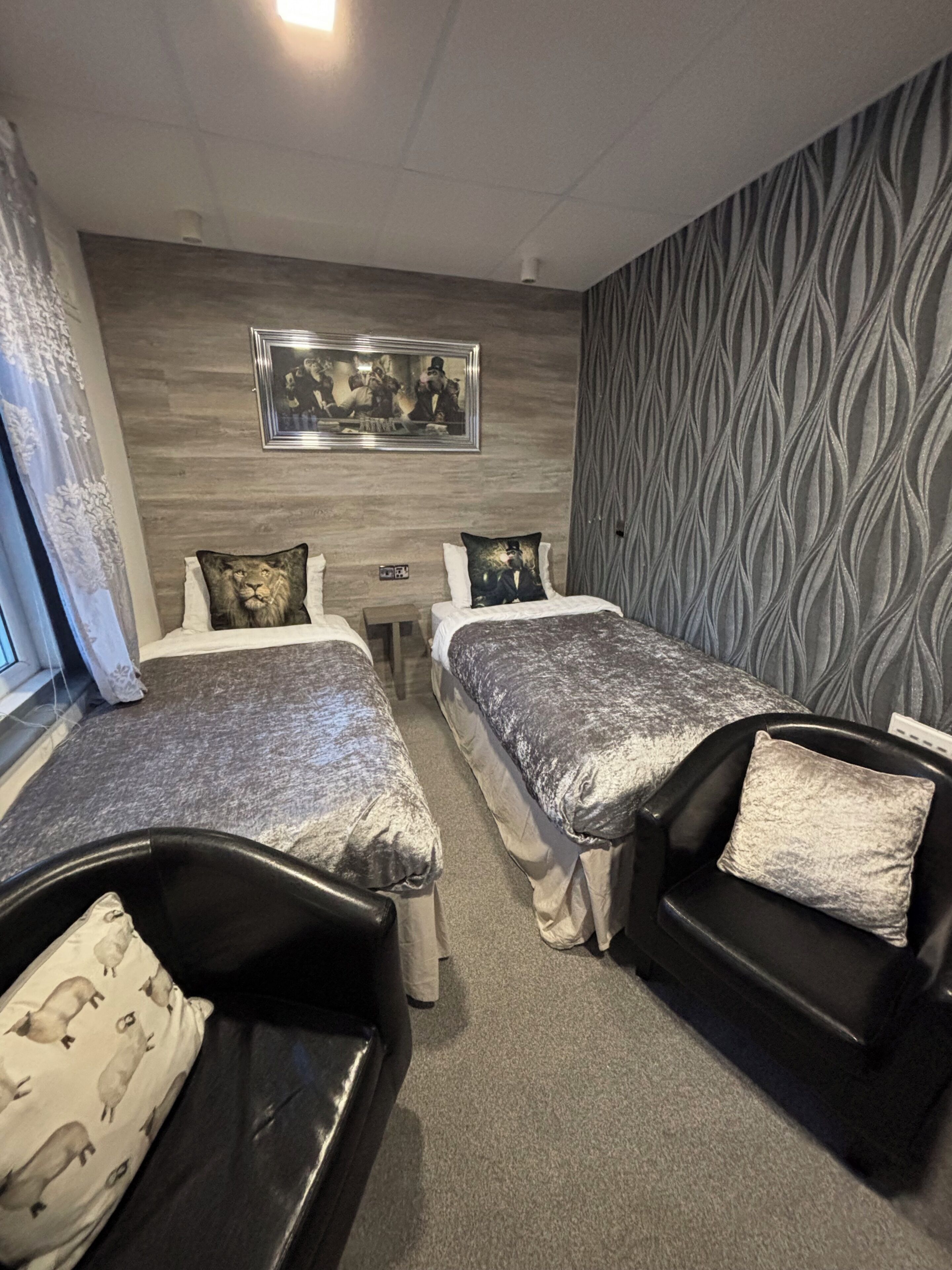 Habitación cuádruple | Caja de seguridad en la habitación y tabla de planchar con plancha 