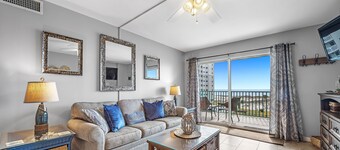 Oceanfront Gulf view - 2 bed/2 bath condo: pools, balcony, tons of amenities! 