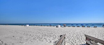Oceanfront Gulf view - 2 bed/2 bath condo: pools, balcony, tons of amenities! 