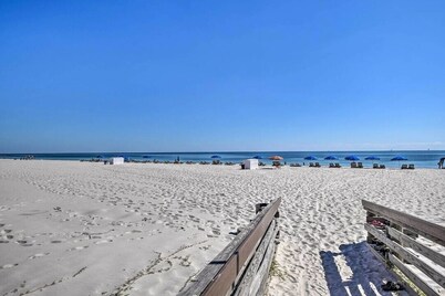 Oceanfront Gulf view - 2 bed/2 bath condo: pools, balcony, tons of amenities! 