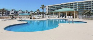 Alberca techada y alberca al aire libre