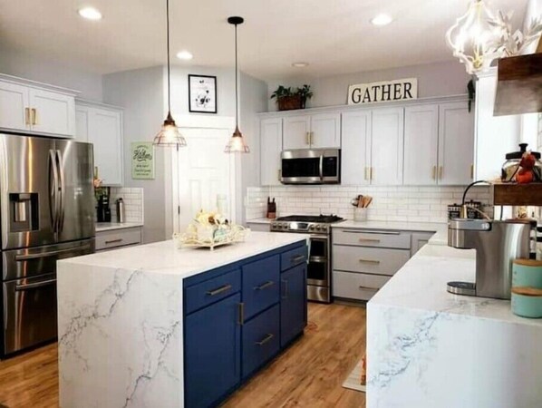 Een koelkast, een microgolfoven, een oven, een kookplaat