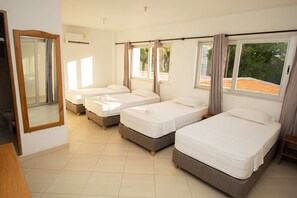 Standard Quadruple Room | Desk, soundproofing, free WiFi, bed sheets