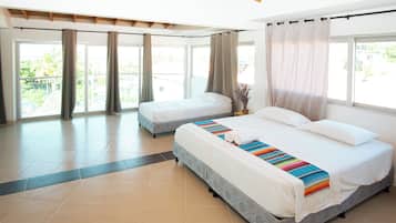 Habitación superior, varias camas | Escritorio, sistema de insonorización, wifi gratis y ropa de cama