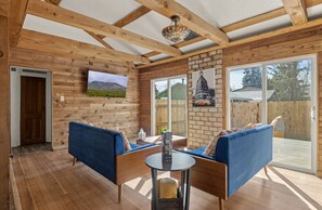 Smart-TV, Kamin, Bücher, Musikbibliothek