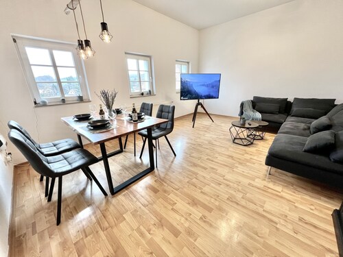 Modernes Apartment mit Blick zur Elbe