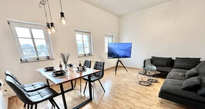 Modernes Apartment mit Blick zur Elbe