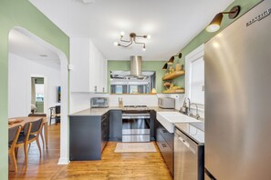 Een koelkast, een magnetron, een oven, een kookplaat