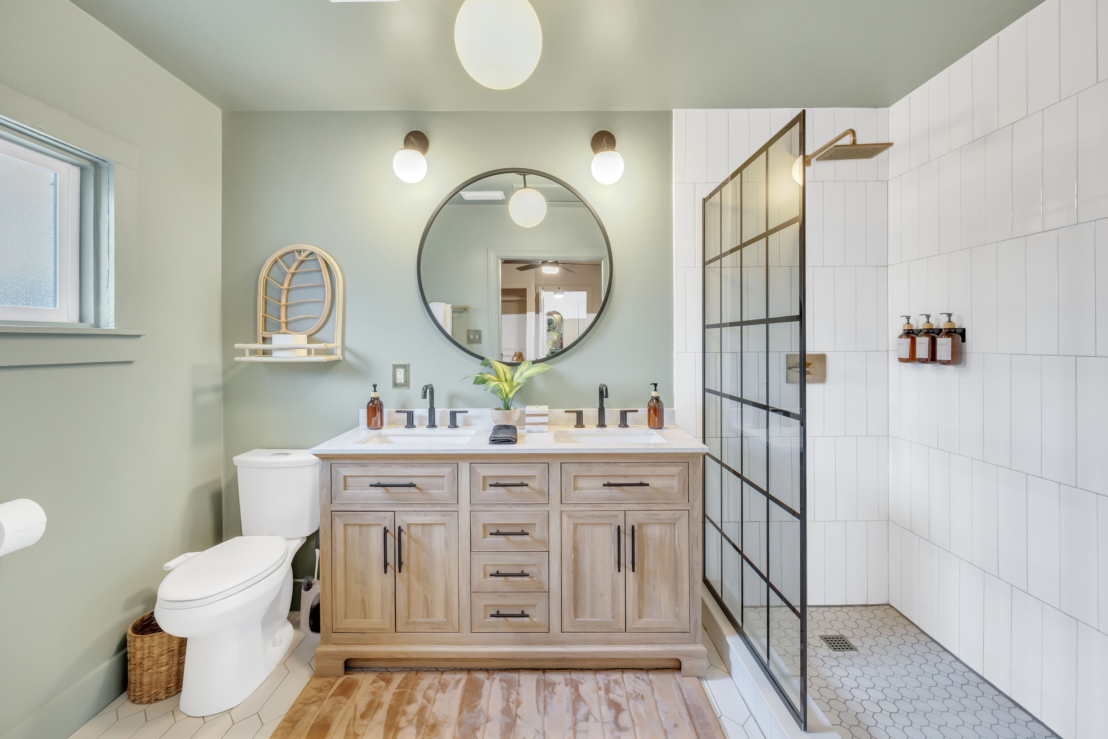 Bruser, hårtørrer, bidet, håndklæder