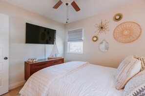 3 bedrooms, iron/ironing board, travel cot, free WiFi - Coastal Charm - close to the beach & downtown Ocean Springs! With golf cart!!! (Ocean Springs)