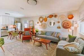 Smart TV, stereo - Coastal Charm - close to the beach & downtown Ocean Springs! With golf cart!!! (Ocean Springs)