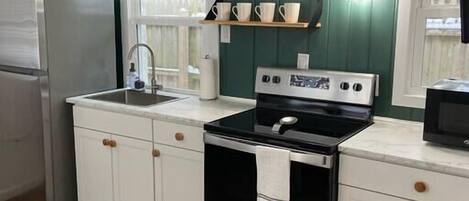 Réfrigérateur, micro-ondes, four, plaque de cuisson