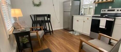 Een koelkast, een magnetron, een oven, een kookplaat