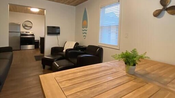 Een gezellige zithoek met een houten plafond, een eettafel en comfortabele banken.