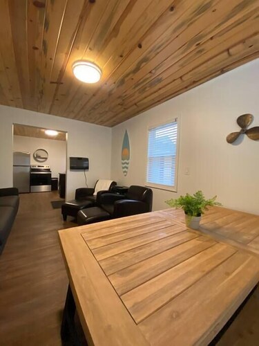 Ludington Ave Suite 3-Blocks from downtown!