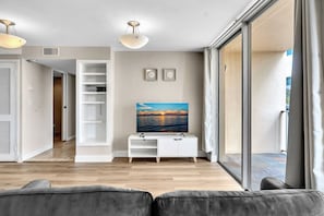 Zimmer | Wohnbereich | 55-Zoll-Flachbildfernseher mit Kabelempfang