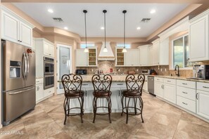 Fridge, microwave, oven, stovetop - Cozy Home - Enclosed Pool & Horse Stalls (Scottsdale)