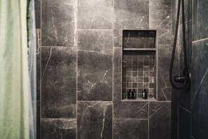 Douche, sèche-cheveux, serviettes fournies