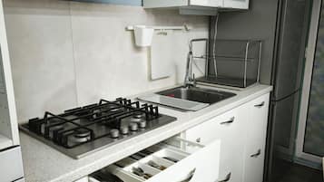 Een koelkast, een magnetron, een oven, een kookplaat