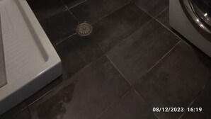 A bathroom with a white sink, toilet, and washing machine. - Ένα ευχάριστο χώρο άνετο και εξυπηρέτηκο έχει όλες της άνεσης...μέσα στην πόλη.. (Kastelli)