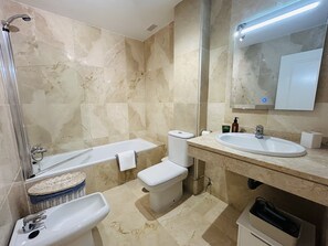Dusche, Haartrockner, Bidet, Handtücher