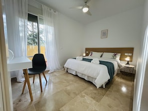 1 dormitori, planxa i posts de planxar, un bressol de viatge i wifi 