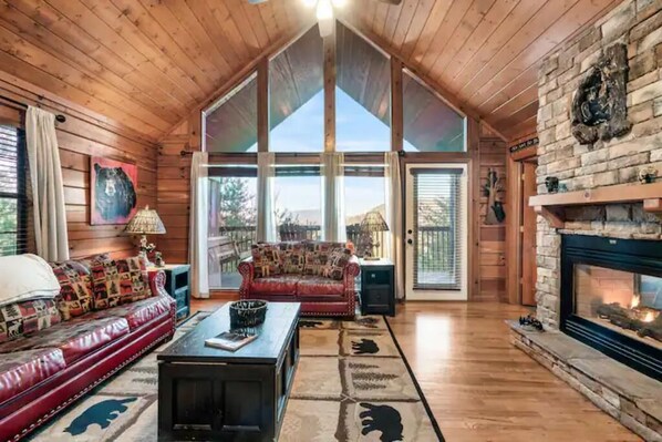 Smart TV, fireplace, DVD player, books - King Bed, Pool Table, Hot tub, Vinyl Record Player, Covered Back Porch w VIEWS!! (Sevierville)