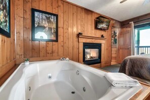 1 bedroom, desk, iron/ironing board, travel cot - King Bed, Pool Table, Hot tub, Vinyl Record Player, Covered Back Porch w VIEWS!! (Sevierville)