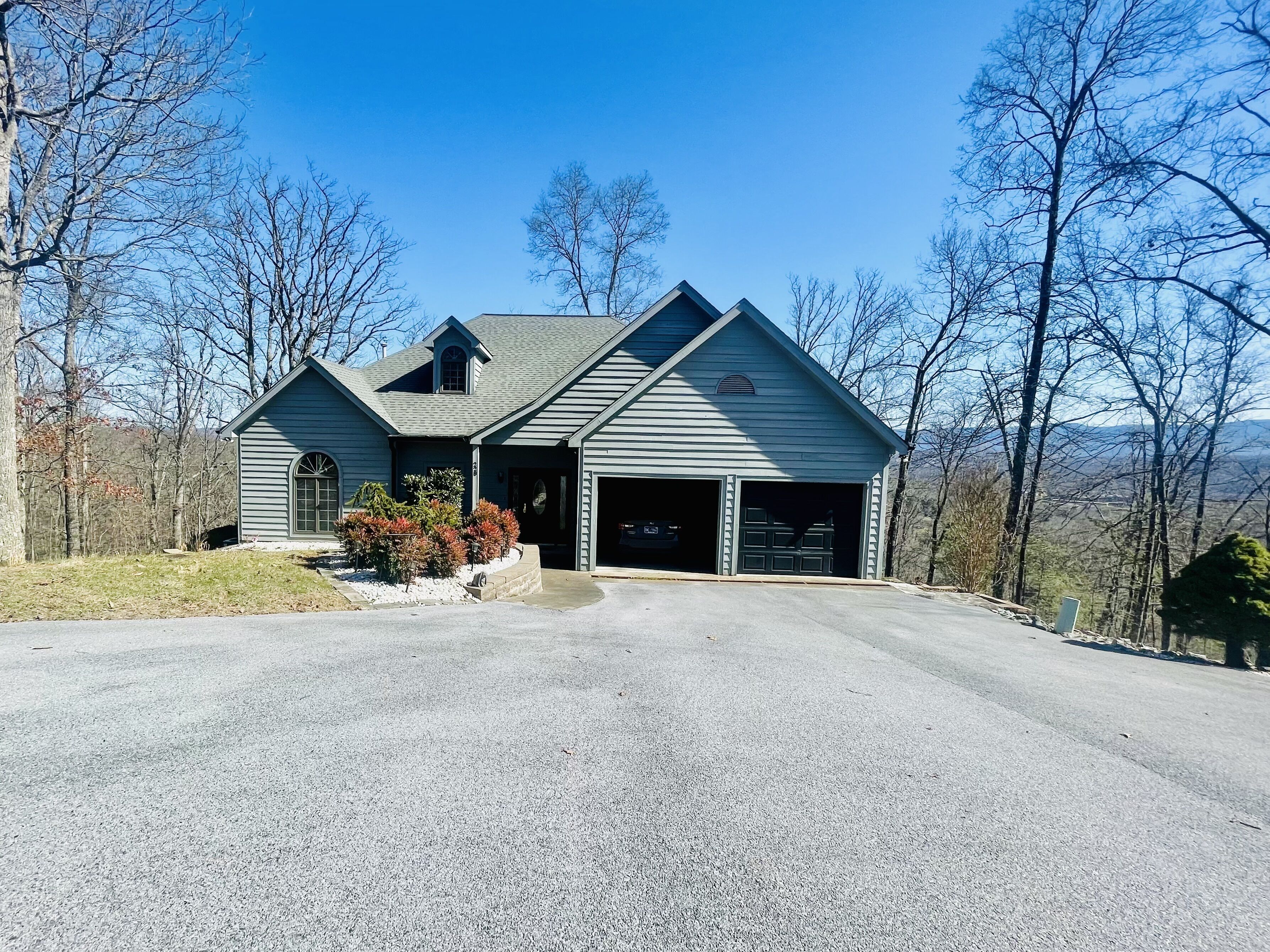 Mountain Views! Hiking trails! Deck & grill! Group & Child Friendly-Race Ready! 
