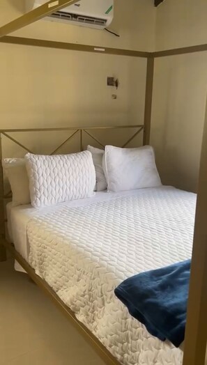 5 bedrooms, WiFi, bed sheets - Spacious 5-bedroom house in tranquil Montego Bay with AC, WiFi (Montego Bay)