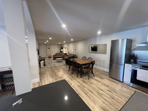 Renovated 2‑Bed Apt w/ EV Charger, Wi‑Fi & Private Patio — 1 mi to Stowe Village