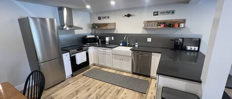 Réfrigérateur, four à micro-ondes, un four, surface de cuisson