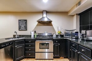 Fridge, microwave, oven, stovetop - Brownstone in Gold Coast (Chicago)