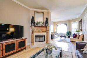 TV - Brownstone in Gold Coast (Chicago)
