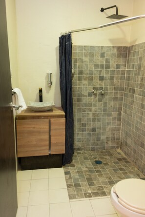 Maya Doble Starlink Cocina playa 80 m | Bathroom | Shower, rainfall showerhead, towels, soap - Casa NAU Mazunte (Santa María Tonameca)