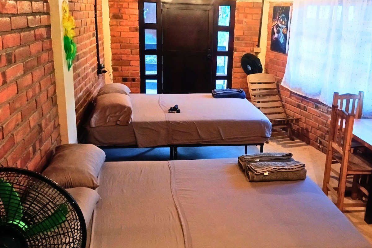 Estudio clásico, cocineta, vista a la ciudad | Camas con pillow-top, espacio para trabajar con laptop y wifi gratis