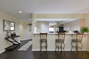 Interior - BEAUTIFUL CONDO-NO-STEPS- GORGEOUS VIEWS -HEART OF BRANSON-AFFORDABLE & SPACIOUS (Branson)