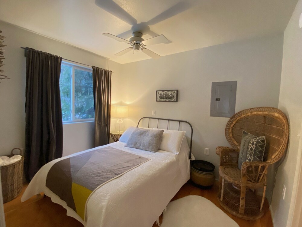 Cozy cabin with 1 bedroom and WiFi, AC in enjoyable White Salmon