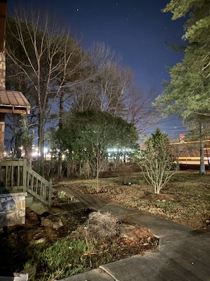 Property grounds - Chatsworth Charm Cabin-Influenced House (Chatsworth)