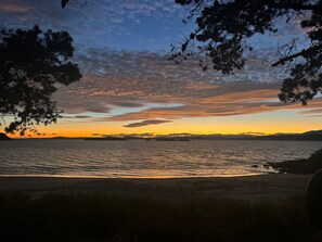 Na praia, espreguiçadeiras, toalhas de praia 