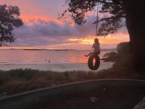 På stranden, solsenger og strandhåndklær