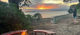 Blue Lagoon Beach House - Absolute Beachfront! Dodges Ferry