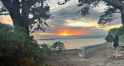 Blue Lagoon Beach House - Absolute Beachfront! Dodges Ferry
